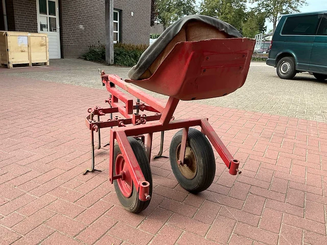 Getrokken 5-tands rijenschoffel met bestuurderszitplaats - afbeelding 4 van  7