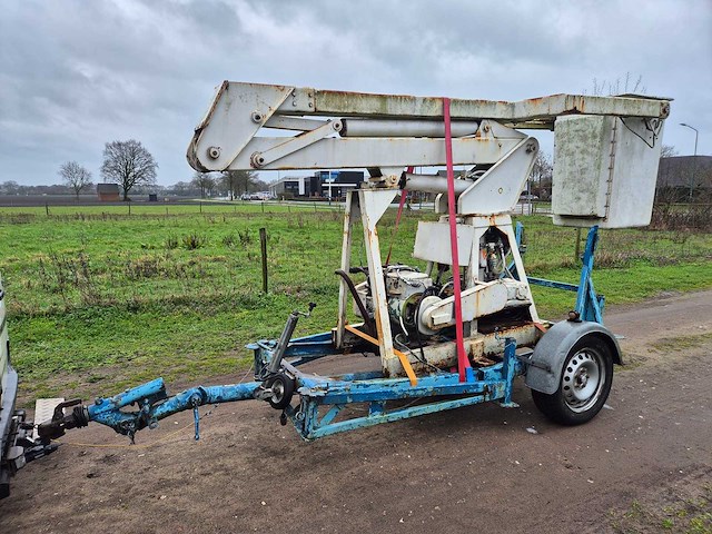 Getrokken knikarm hoogwerker - afbeelding 1 van  8