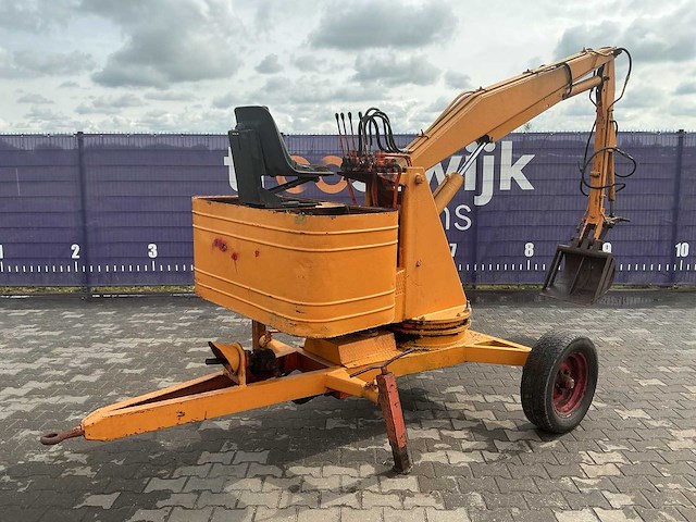 Getrokken kraan op onderstel - afbeelding 1 van  8