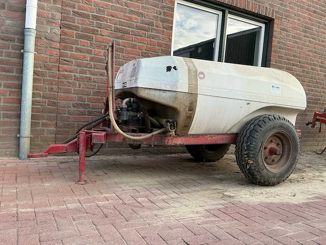 Getrokken landbouwspuit – 1.000 liter – 1.500 mm – polyester – aftakas - afbeelding 1 van  14