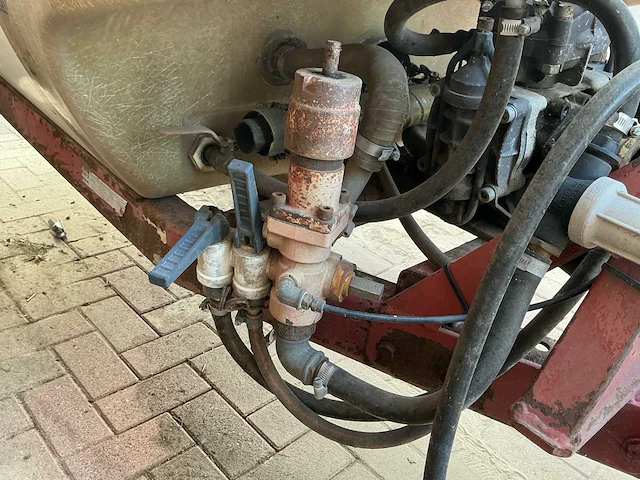 Getrokken landbouwspuit – 1.000 liter – 1.500 mm – polyester – aftakas - afbeelding 10 van  14