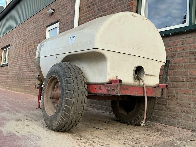 Getrokken landbouwspuit – 1.000 liter – 1.500 mm – polyester – aftakas - afbeelding 2 van  11