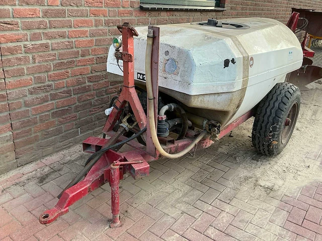 Getrokken landbouwspuit – 1.000 liter – 1.500 mm – polyester – aftakas - afbeelding 9 van  14