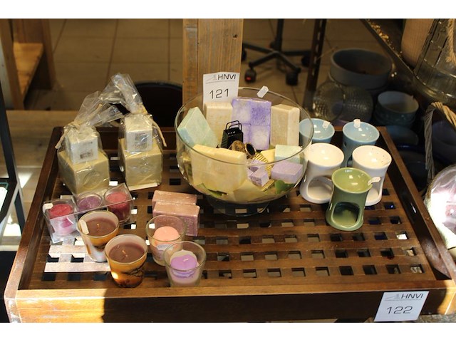 Geurkaarsen en benodigdheden op schap. - afbeelding 1 van  2