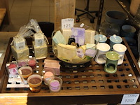 Geurkaarsen en benodigdheden op schap. - afbeelding 1 van  2