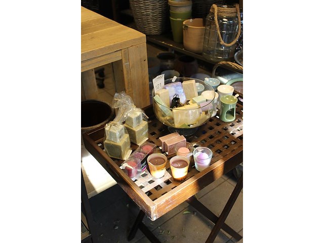 Geurkaarsen en benodigdheden op schap. - afbeelding 2 van  2