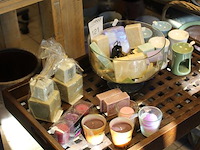 Geurkaarsen en benodigdheden op schap. - afbeelding 2 van  2