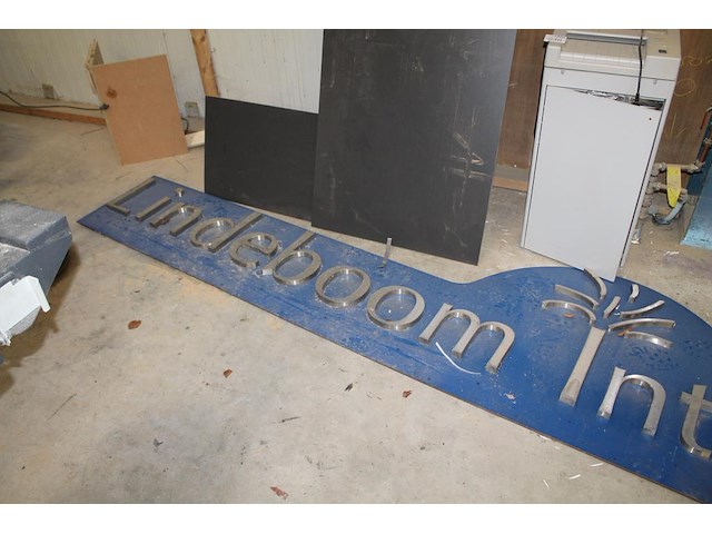 Gevelreclame (lindeboom interieur) met metalen letters met hoogte 20.5-31 cm. - afbeelding 2 van  2