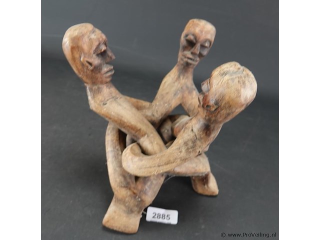 Gevlochten gesneden houten sculptuur - afbeelding 2 van  5