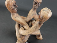 Gevlochten gesneden houten sculptuur - afbeelding 2 van  5