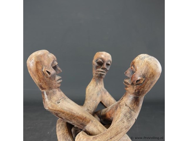 Gevlochten gesneden houten sculptuur - afbeelding 4 van  5