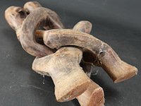 Gevlochten gesneden houten sculptuur - afbeelding 5 van  5