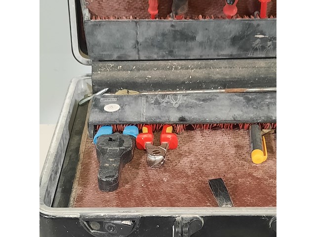 Gevulde gereedschapskoffer, parat - afbeelding 10 van  14