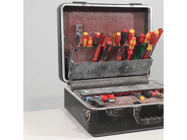 Gevulde gereedschapskoffer, parat - afbeelding 2 van  14