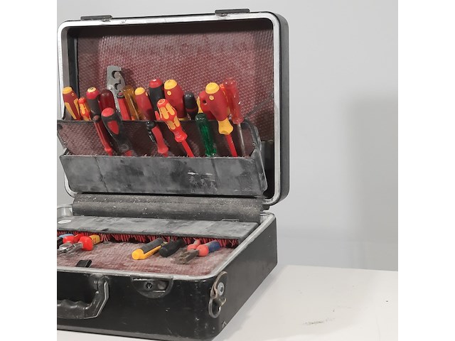 Gevulde gereedschapskoffer, parat - afbeelding 3 van  14