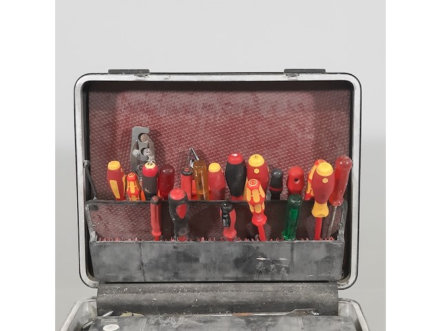 Gevulde gereedschapskoffer, parat - afbeelding 4 van  14