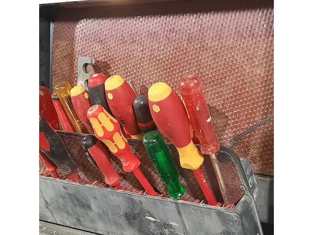 Gevulde gereedschapskoffer, parat - afbeelding 7 van  14