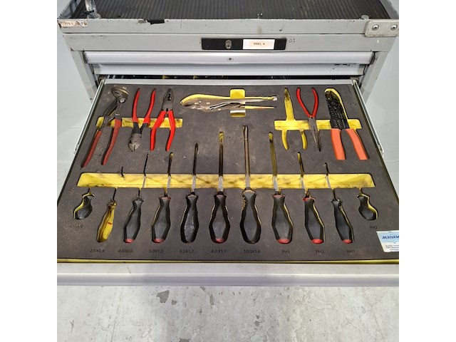 Gevulde gereedschapswagen, lista - afbeelding 9 van  12