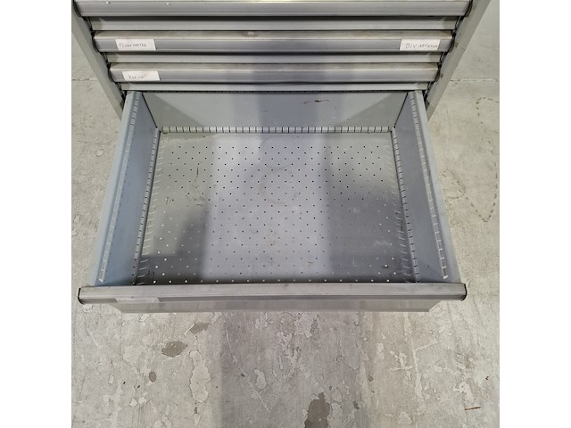 Gevulde gereedschapswagen, lista - afbeelding 9 van  9