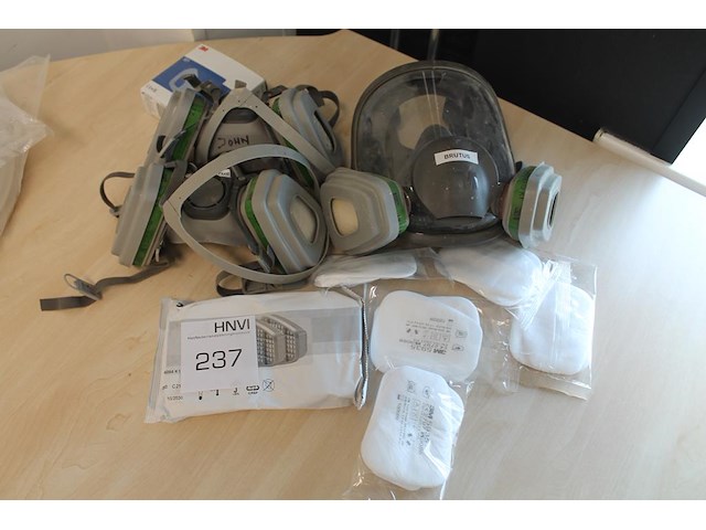 Gezichtsmaskers met 3m filters. - afbeelding 1 van  2