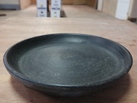 Gezwarte terracotta schaal op voeten - afbeelding 1 van  5