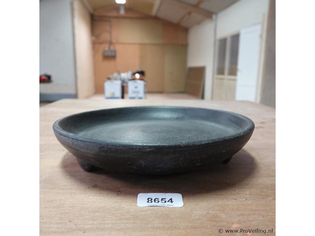 Gezwarte terracotta schaal op voeten - afbeelding 2 van  5