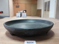 Gezwarte terracotta schaal op voeten - afbeelding 2 van  5