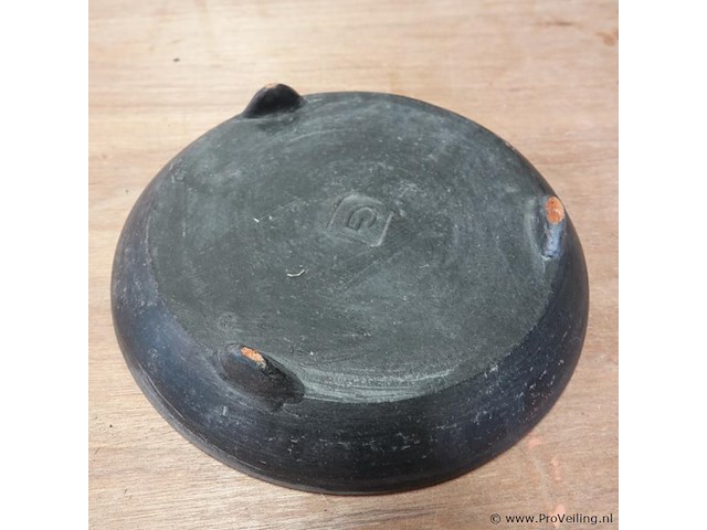 Gezwarte terracotta schaal op voeten - afbeelding 4 van  5