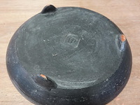 Gezwarte terracotta schaal op voeten - afbeelding 4 van  5