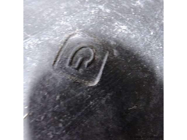 Gezwarte terracotta schaal op voeten - afbeelding 5 van  5