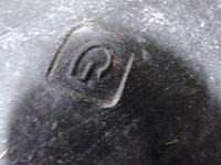 Gezwarte terracotta schaal op voeten - afbeelding 5 van  5