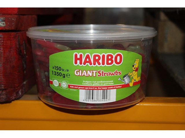 Giant strawbs haribo in 15 overdozen met 6 emmers a 1350 g. tht 6-2026. - afbeelding 1 van  2
