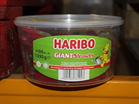 Giant strawbs haribo in 15 overdozen met 6 emmers a 1350 g. tht 6-2026. - afbeelding 1 van  2