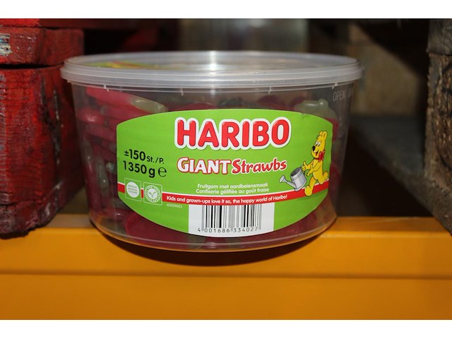 Giant strawbs haribo in 15 overdozen met 6 emmers a 1350 g. tht 6-2026. - afbeelding 1 van  2