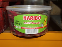 Giant strawbs haribo in 15 overdozen met 6 emmers a 1350 g. tht 6-2026. - afbeelding 1 van  2
