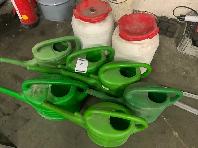 Gieters en tonnen - afbeelding 1 van  1