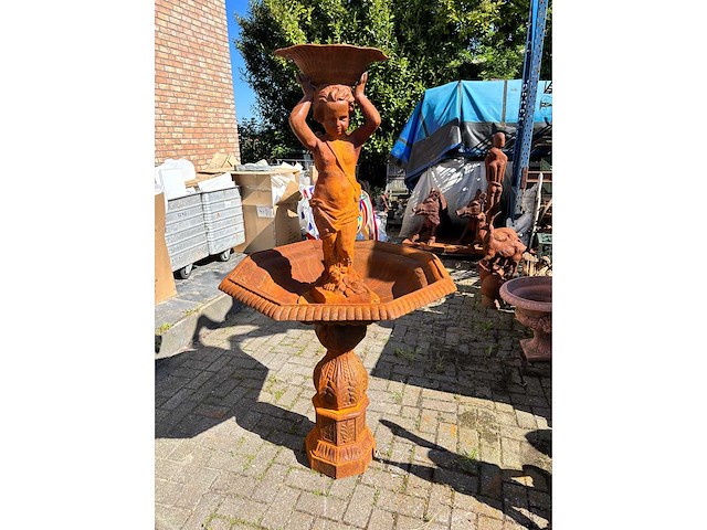 Gietijzer fontein met cupido - afbeelding 1 van  3
