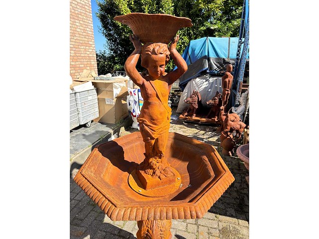 Gietijzer fontein met cupido - afbeelding 2 van  3