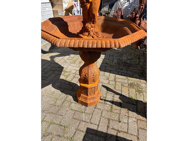 Gietijzer fontein met cupido - afbeelding 3 van  3