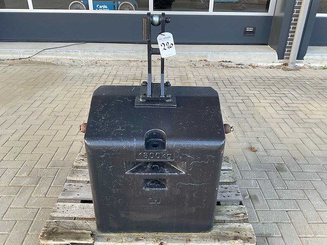 Gietijzer frontgewicht, “1800kg” - afbeelding 1 van  6