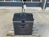 Gietijzer frontgewicht, “1800kg” - afbeelding 1 van  6