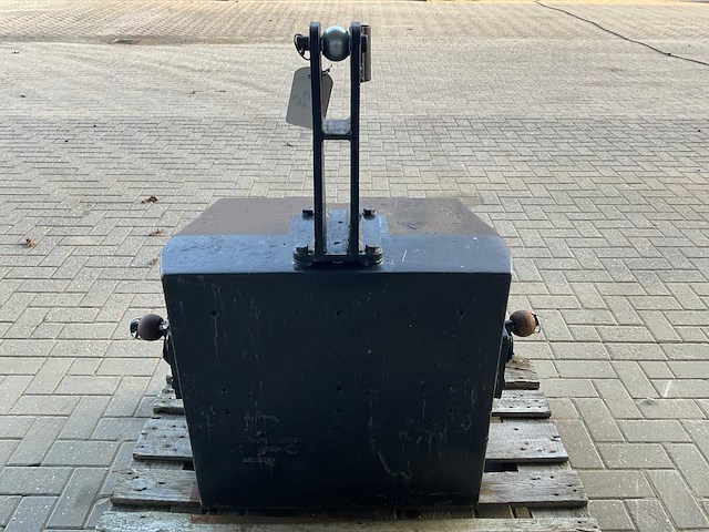 Gietijzer frontgewicht, “1800kg” - afbeelding 6 van  6