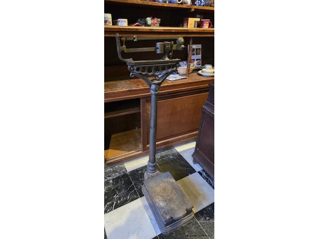 Gietijzeren personenweegschaal (antiek) - afbeelding 1 van  2