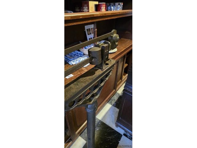 Gietijzeren personenweegschaal (antiek) - afbeelding 2 van  2