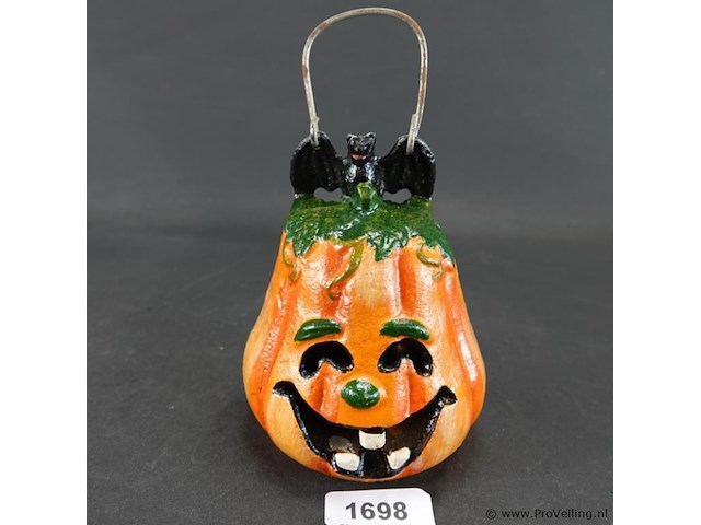 Gietijzeren pompoen lantaarn (windlicht) met een vleermuis bovenop - afbeelding 1 van  5