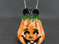 Gietijzeren pompoen lantaarn (windlicht) met een vleermuis bovenop - afbeelding 1 van  5