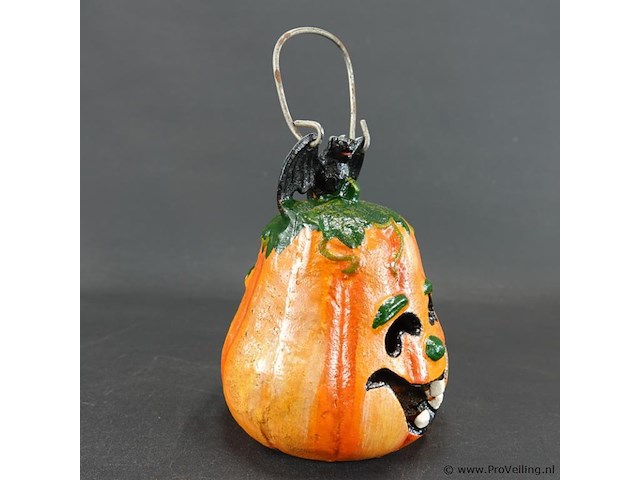 Gietijzeren pompoen lantaarn (windlicht) met een vleermuis bovenop - afbeelding 2 van  5