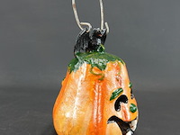 Gietijzeren pompoen lantaarn (windlicht) met een vleermuis bovenop - afbeelding 2 van  5