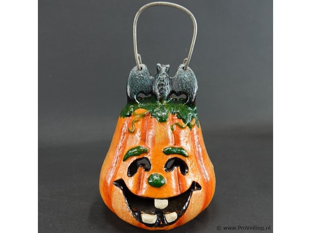 Gietijzeren pompoen lantaarn (windlicht) met een vleermuis bovenop - afbeelding 3 van  5