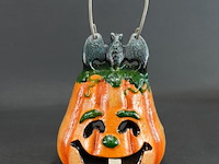 Gietijzeren pompoen lantaarn (windlicht) met een vleermuis bovenop - afbeelding 3 van  5